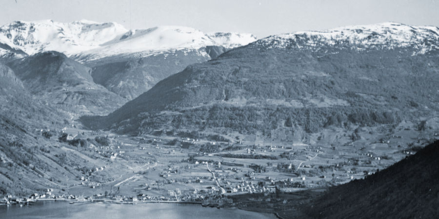 Flyfoto over Vik med dei tre dalføra presentert i bygdaboka